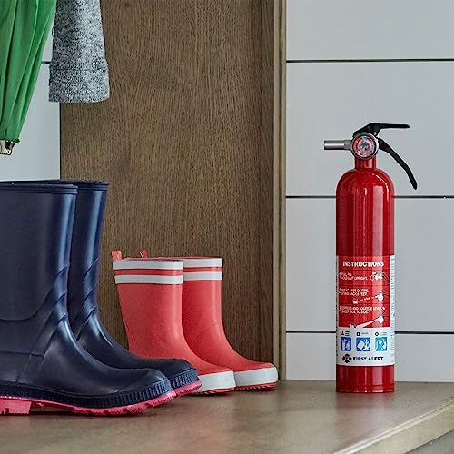 First Alert Fire Extinguisher for Home, Standard Rechargeable Compliance Unit, UL RATED 1-A:10-B:C, HOME1, Red with Metal Bracket Bundle, 1-Pack